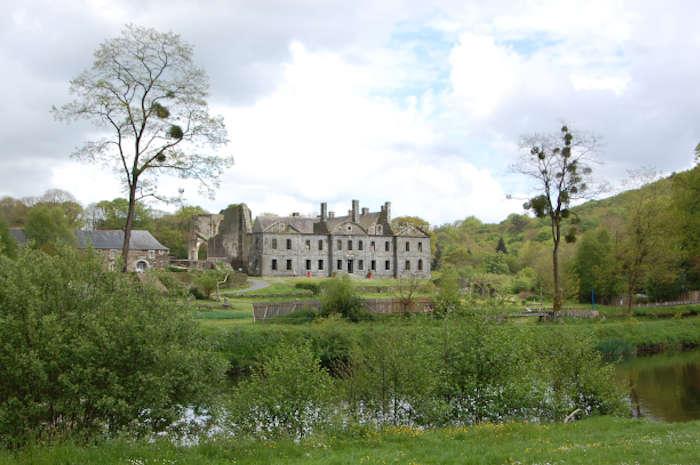 L'abbaye de Bon-Repos dans les Côtes-d'Armor