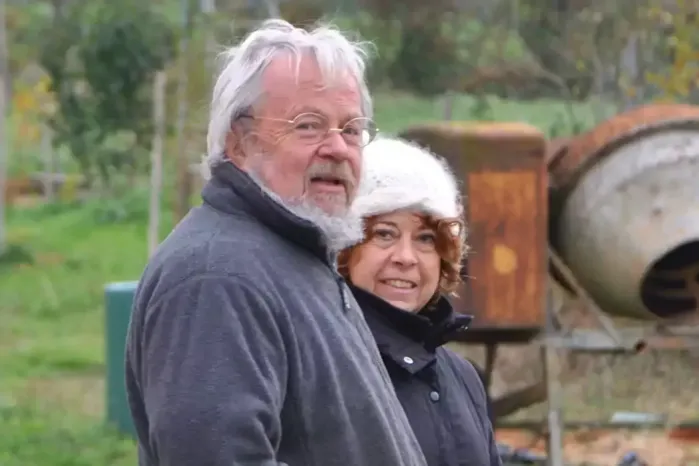 Alain Dorange fondateur de l'éco-hameau de Busseix avec Monique Thoma