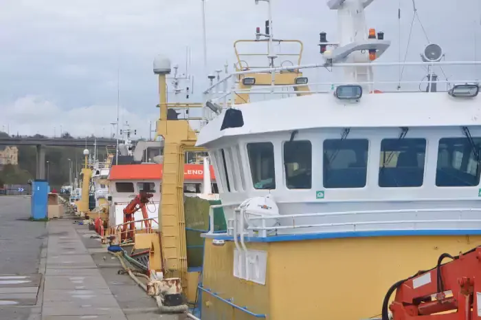 Bateau de pêche à quai sur le port de Concarneau