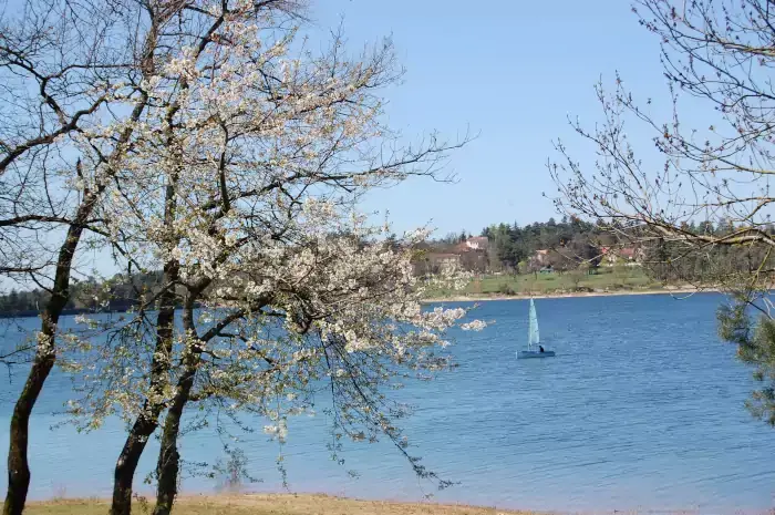 Bateau à voile sur le lac de Saint-Ferréol à Revel