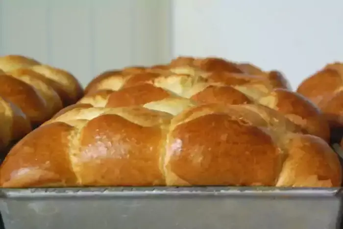 Brioches artisanales dans leurs moules de cuisson