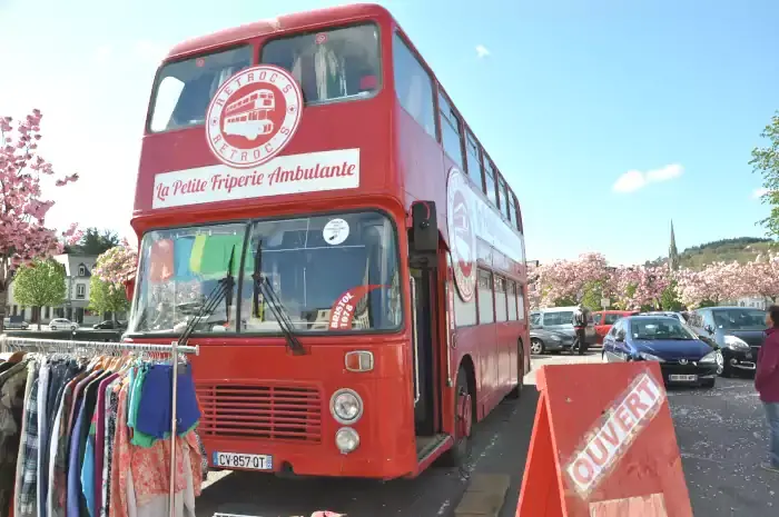 Le bus anglais rouge de la friperie ambulante