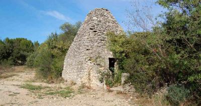 Capitelle pierres seches chemin garrigue 1200