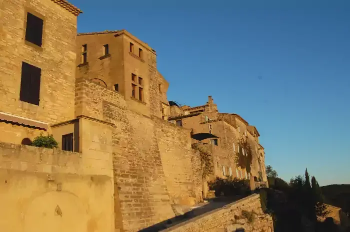 Castillon gard construit avec la pierre du pont du Gard