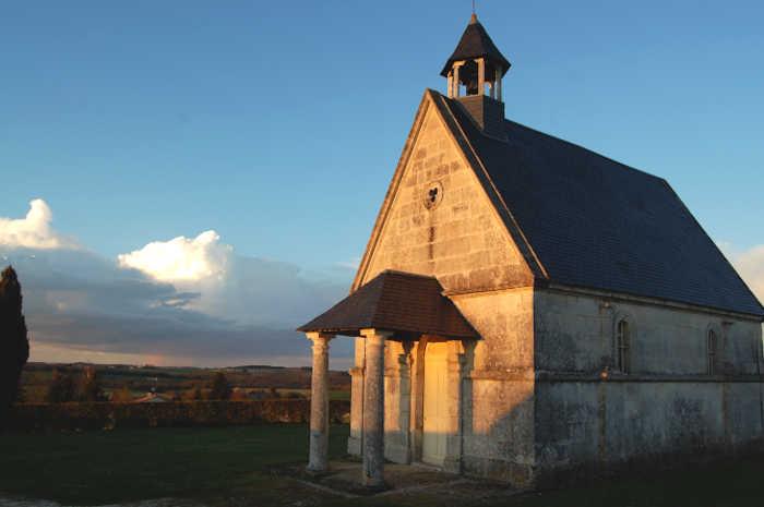 La chapelle du cimetière du village de Charmant en Charente