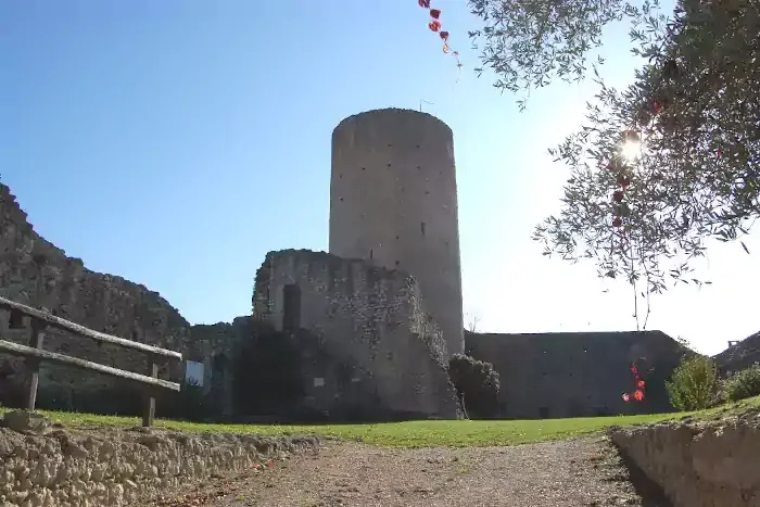 Le château comtal sur la randonnée du circuit d'Esbayles à Aurignac