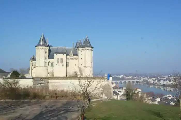 Le château de Saumur surplombant la Loire