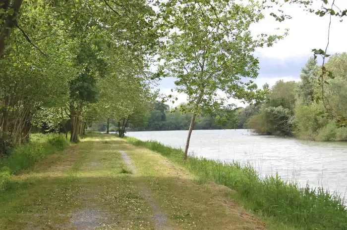 Chemin de halage sur les rives du fleuve Adour en région Aquitaine