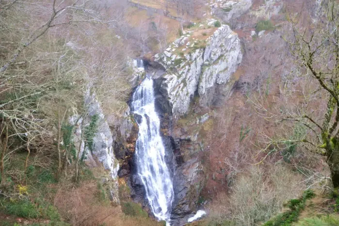 La chute d'eau vertigineuse de la cascade de Cubserviès