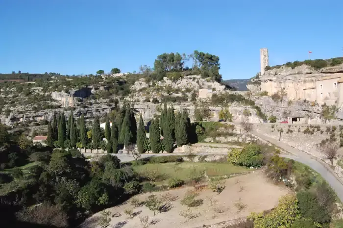 Le cimetière et la Candela de Minerve