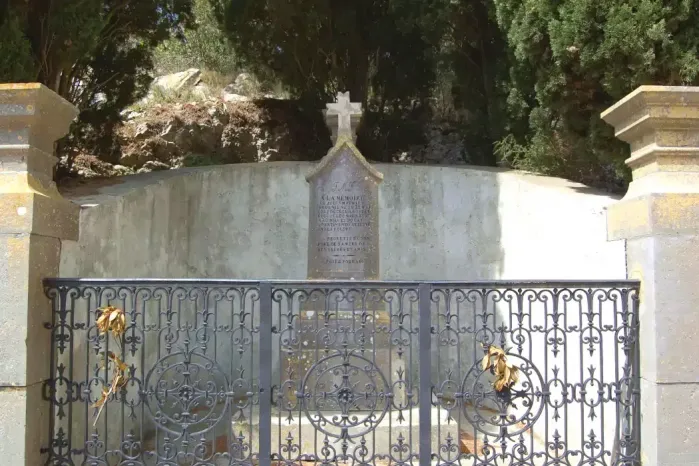 Le cimetière marin sur la randonnée à Gruissan