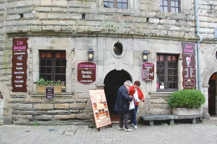 Clientes sortant du magasin Art Gourmand avec des achats de biscuits