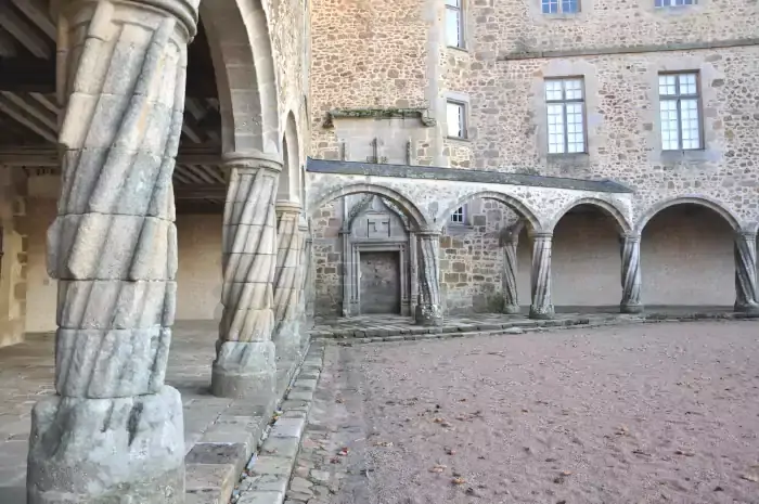 Les colonnes torsadées du château de Rochechouart