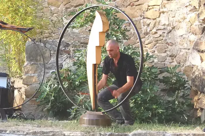 Concert de percussions sur sculpture au centre artistique de Piégon