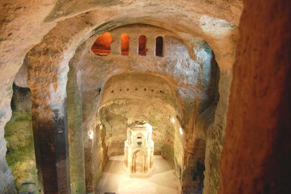 Copie du Saint Sépulcre dans l'église souterraine d'Aubeterre-sur-Dronne