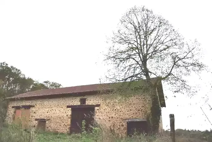 Un corps de ferme en Brêche d'Impact sur la randonnée à Rochechouart