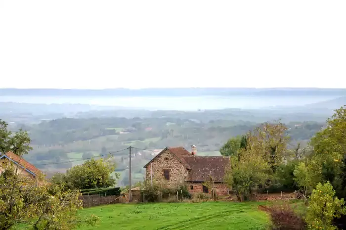 Un corps de ferme en grès rouge sur la randonnée à Meyssac