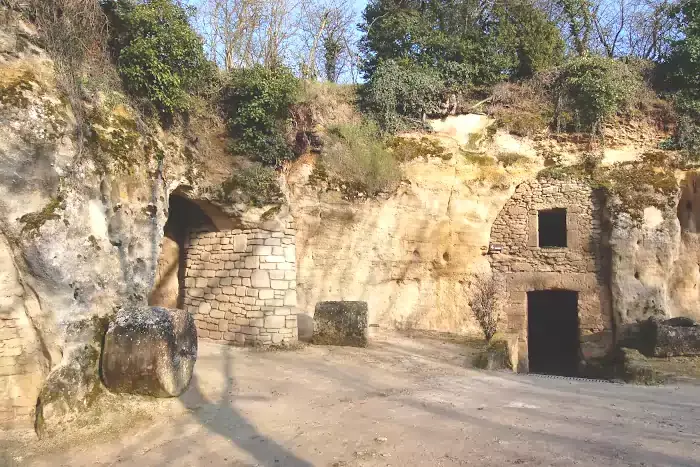 La cour de ferme du village troglodytique de Rochemenier