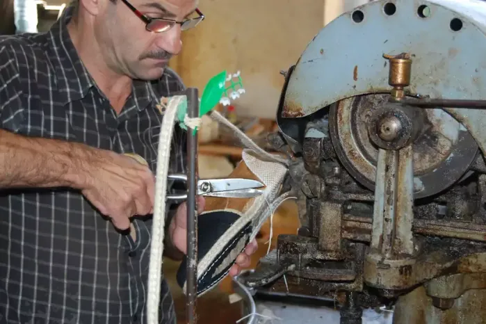 Couture de semelle à la fabrication des espadrilles