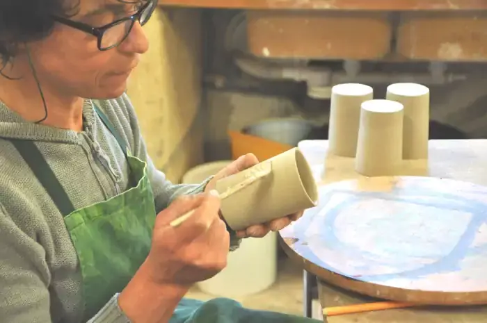 Création de mug par Nadine dans son atelier