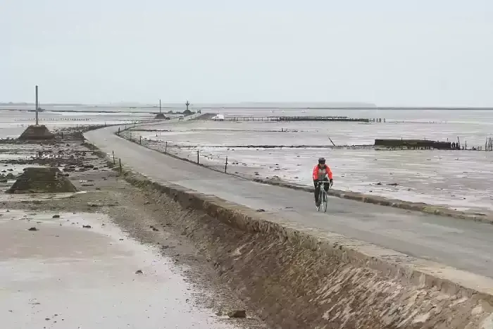 Un cycliste sur le passage du Gois