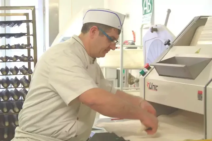 David le boulanger dans son laboratoire façonnant la pâte à pain