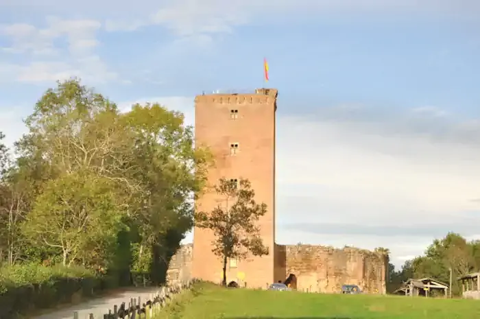 Le donjon en briques du château de Montaner