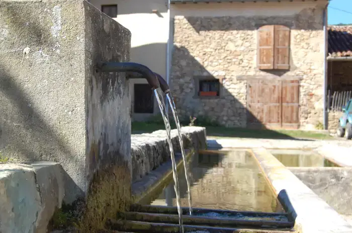 Eau de l'abreuvoir de Roquefort-les-Cascades à Lavelanet