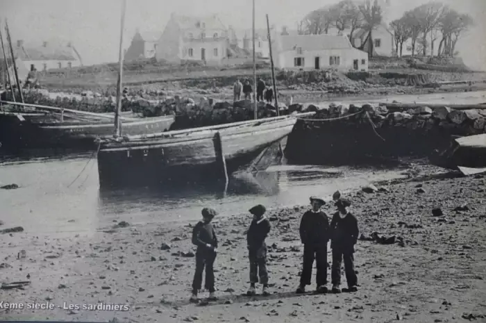 Enfants devant les bateaux sardiniers du port d'Etel