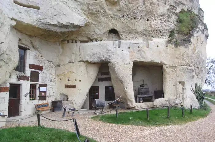 Entrée de l'ancienne champignonière troglodytique restaurant le Saut aux Loups