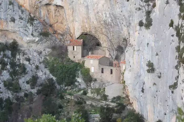 L'ermitage Saint-Antoine dans les gorges de Galamus