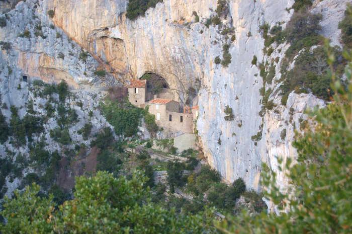 L'ermitage Saint-Antoine des gorges de Galamus dans les Pyrénées-Orientales