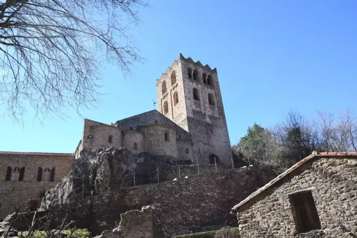 Exemple de monument art roman ; abbaye Saint-Martin-du-Canigou dans les Pyrénées-Orientales