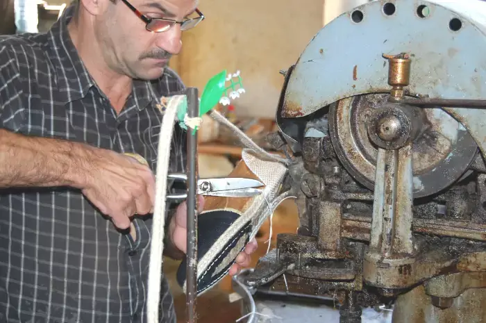 Fabrication artisanale d'espadrilles en Languedoc-Roussillon