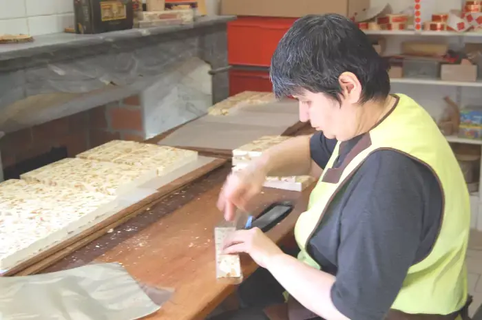 Fabrication artisanale du nougat dans le Vaucluse