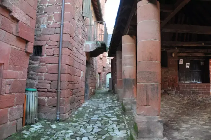 Façade des maisons en grès rouge et la halle de Collonge-la-Rouge