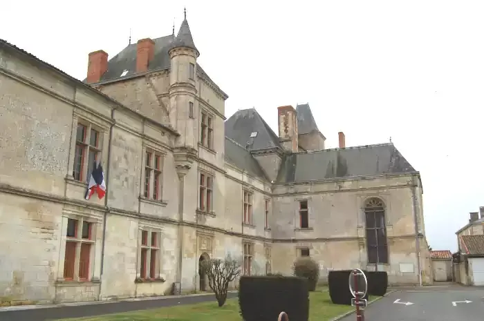 La façade renaissance du château de Coulonges-sur-l'Autize