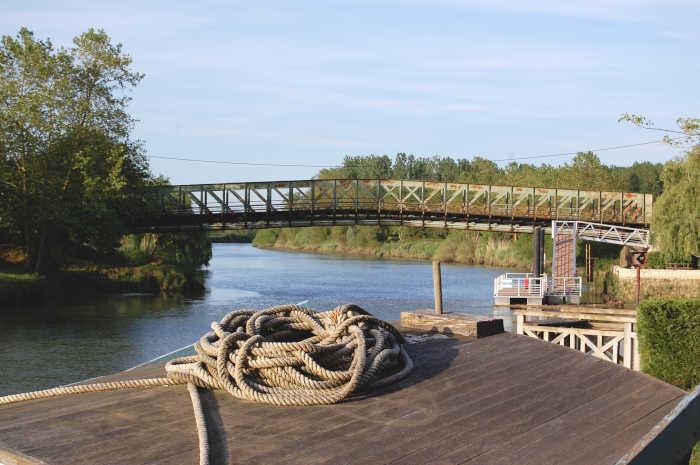 Le fleuve Adour au port de Guiche dans les Pyrénées-Atlantiques