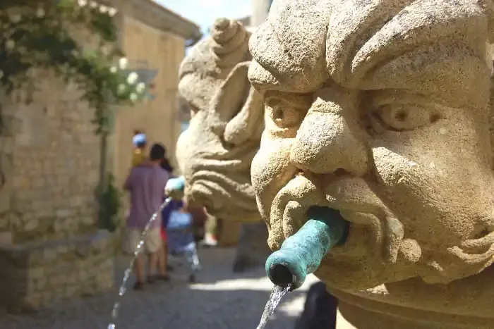 Fontaine des Mascarons à Séguret