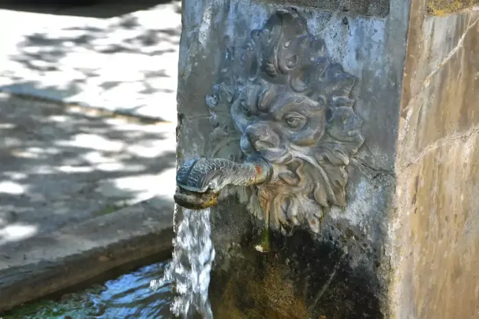 Fontaine place du village sur la randonnée à Labastide-en-Val