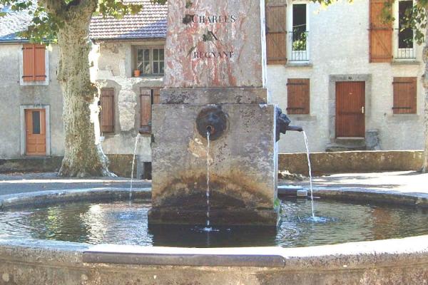 Fontaine de la place du village de Saint-Denis dans l'Aude