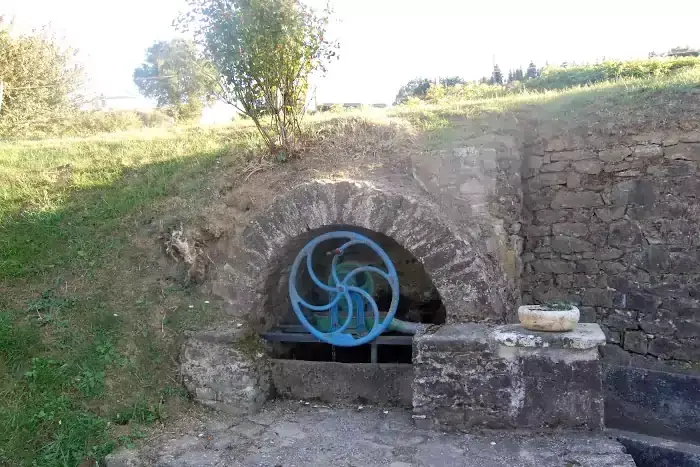 La fontaine des Pouteaux à Roumengoux