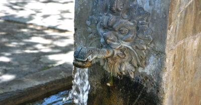 Fontaine tete lion labastide val 1200