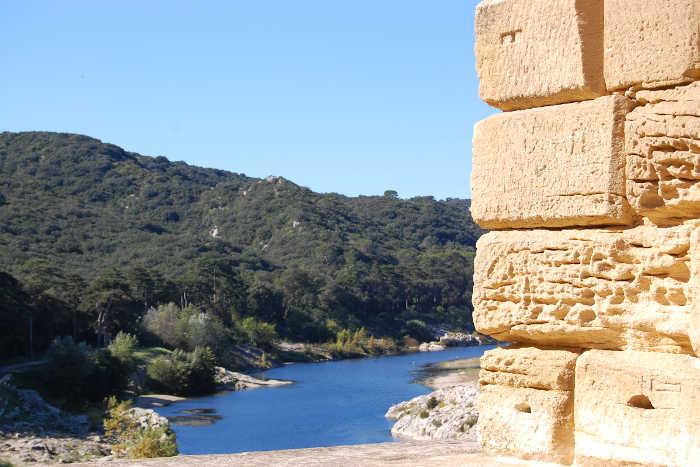 Le gardon sous le pont du Gard