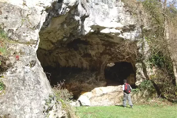 La grotte des Ménieux sur la randonné à Edon