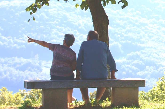 Habitants d'un village de l'Ariège en discussion face aux Pyrénées