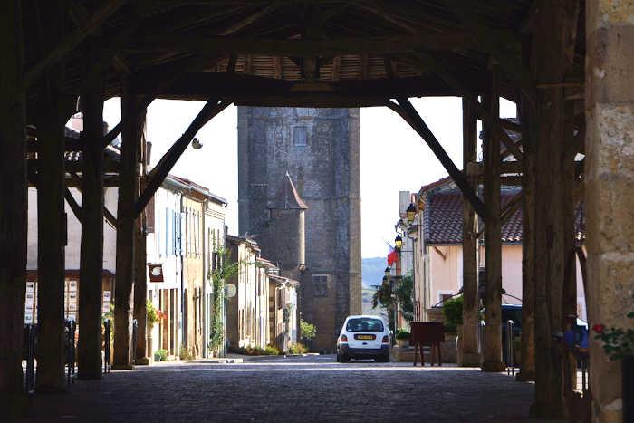 La halle rue dans la bastide de Bassoues dans le Gers