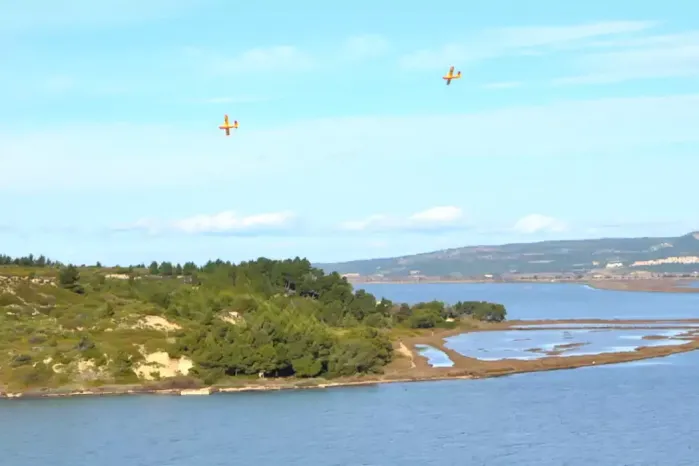 L'île d'Aute survolée par des avions canadair