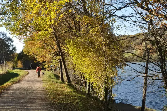 Le lac cde Chasteau sur la randonnée à Lissac-sur-Couze