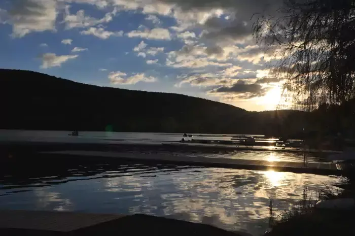 Le lac de Chasteaux sur le causse corrézien